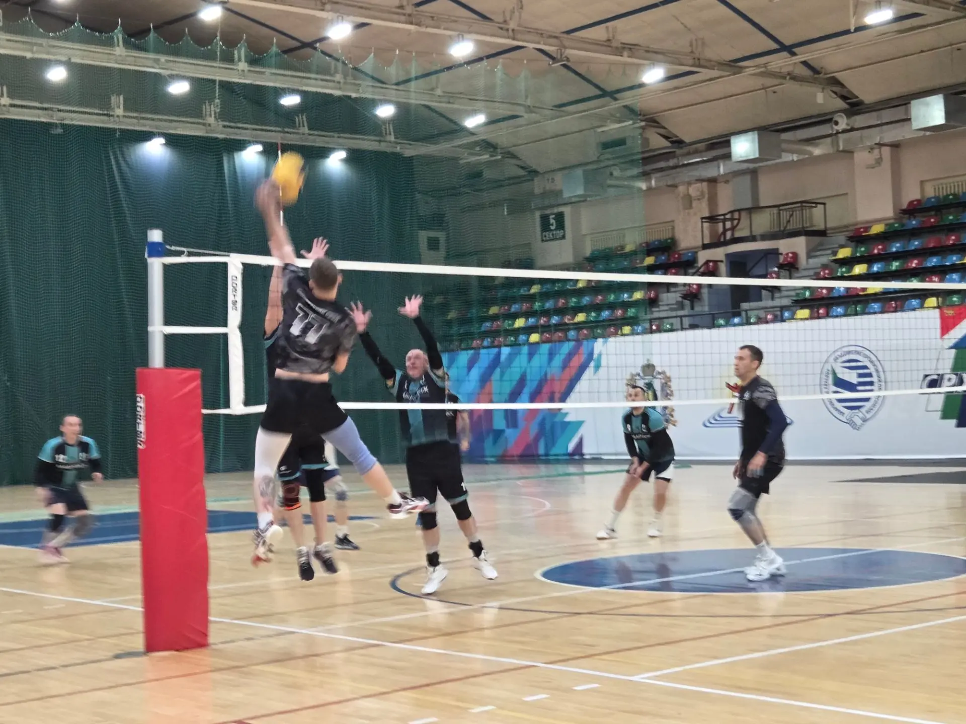 🏐 Стартовал первый финальный матч Кубка Дальнего Востока по волейболу памяти Дмитрия Шарапова – бор