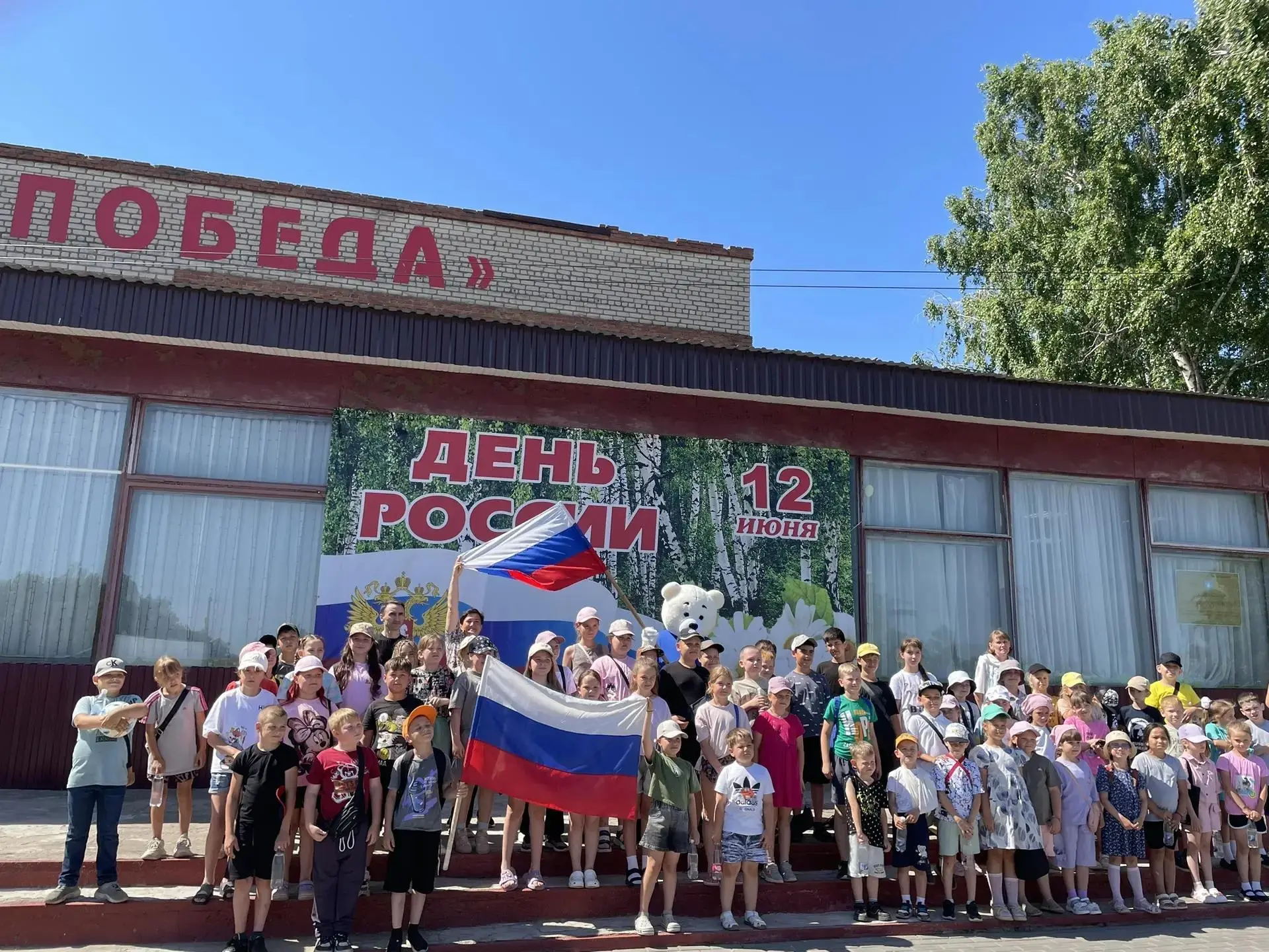 Прекрасный день
У нас в лагере "Улыбка" при школе им. Марчука в Духовницком все идет своим чередом! 