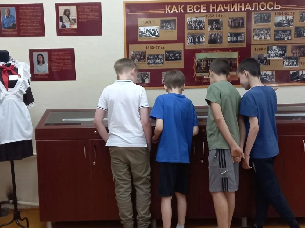 🇷🇺 День Музеев в «Волшебной стране»

Вот и пролетел ещё один яркий день в нашем школьном лагере «В