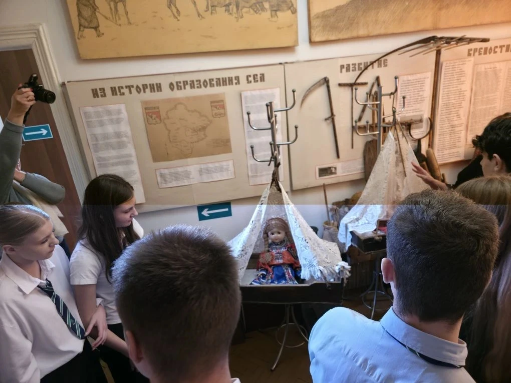 📌 Девятиклассники погрузились в историю русских традиций! 👩‍👧‍👦    🎨 Девятиклассники Бутурлиновской 
