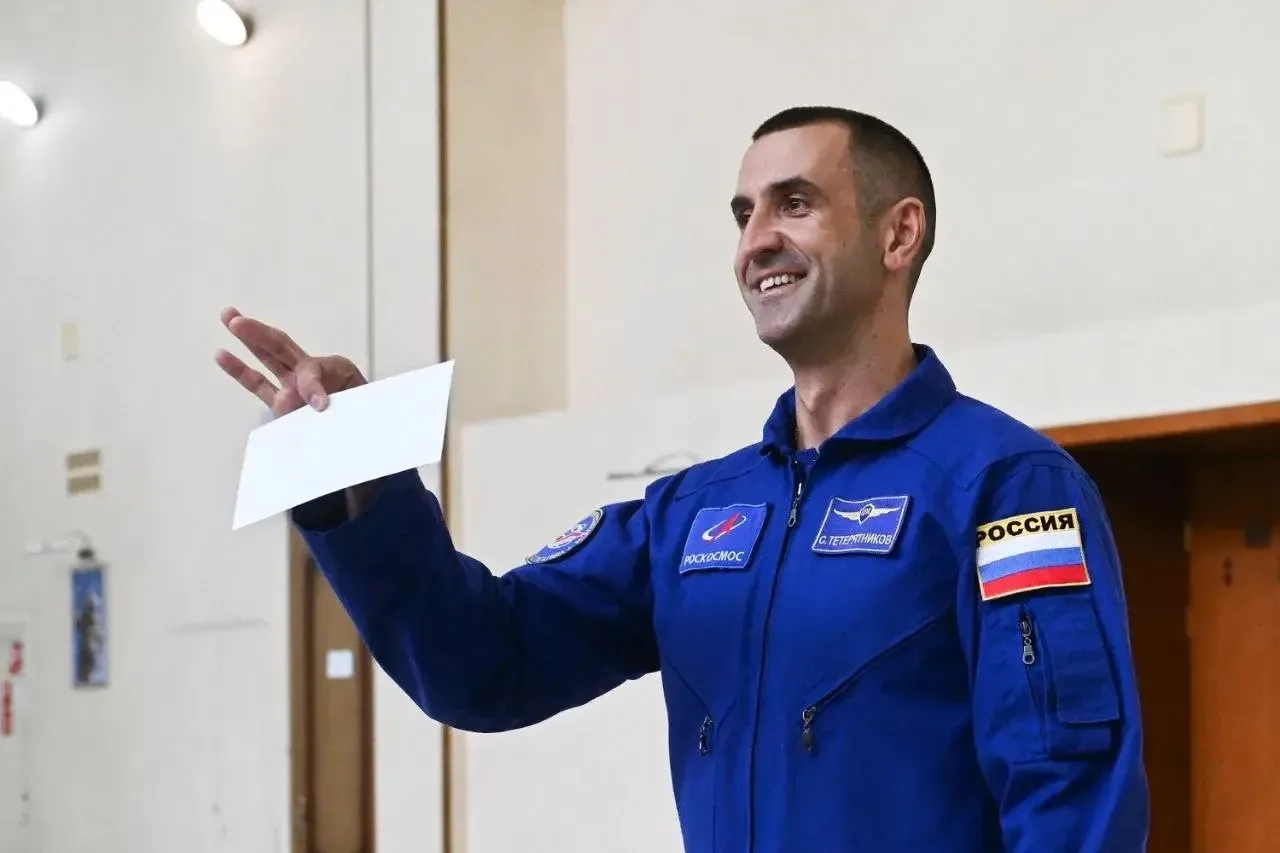 Наш краш российский космонавт Сергей Тетерятников сегодня улетает на орбиту со своими к...