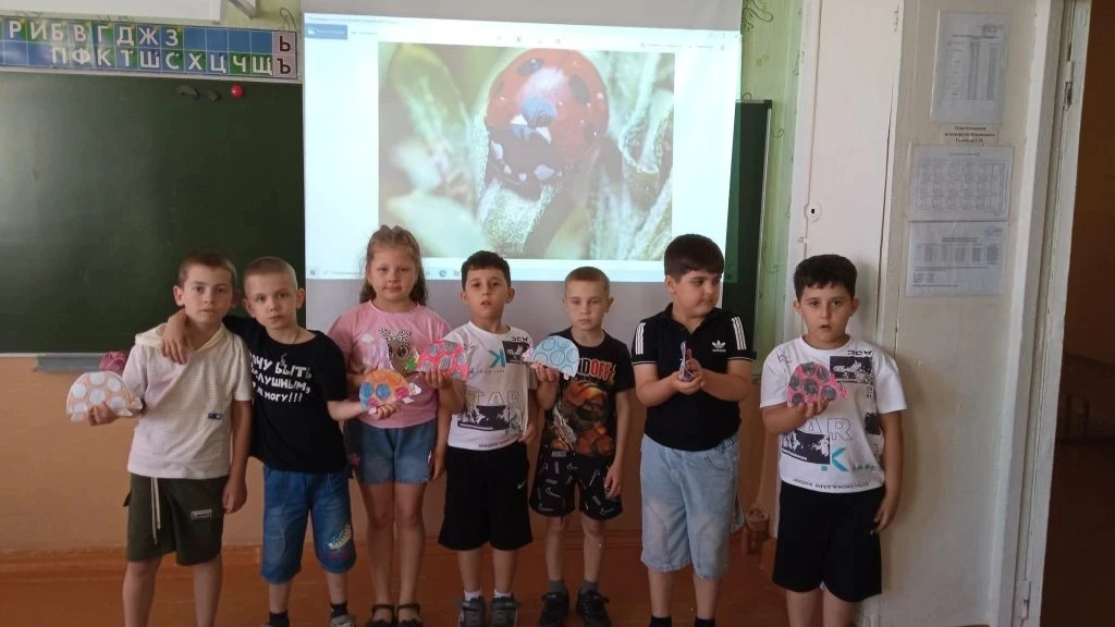 🐞Божья коровка - хищник или нет? Таким вопросом сегодня задались воспитанники 3⃣ отряда. На занятии