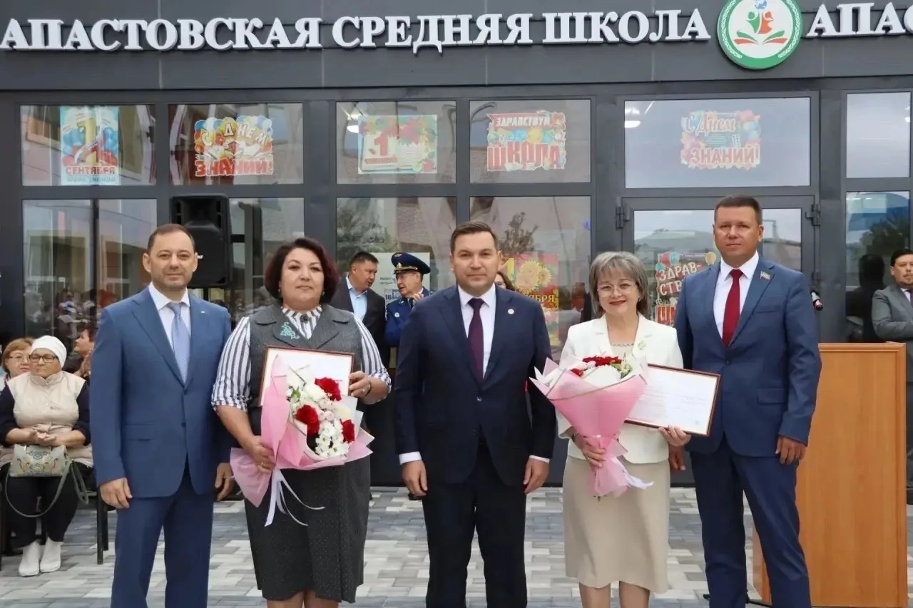 Апас урта мәктәбе директоры Гүзәлия Зыятдинова һәм география укытучысы Лилия Вәлиева юг...