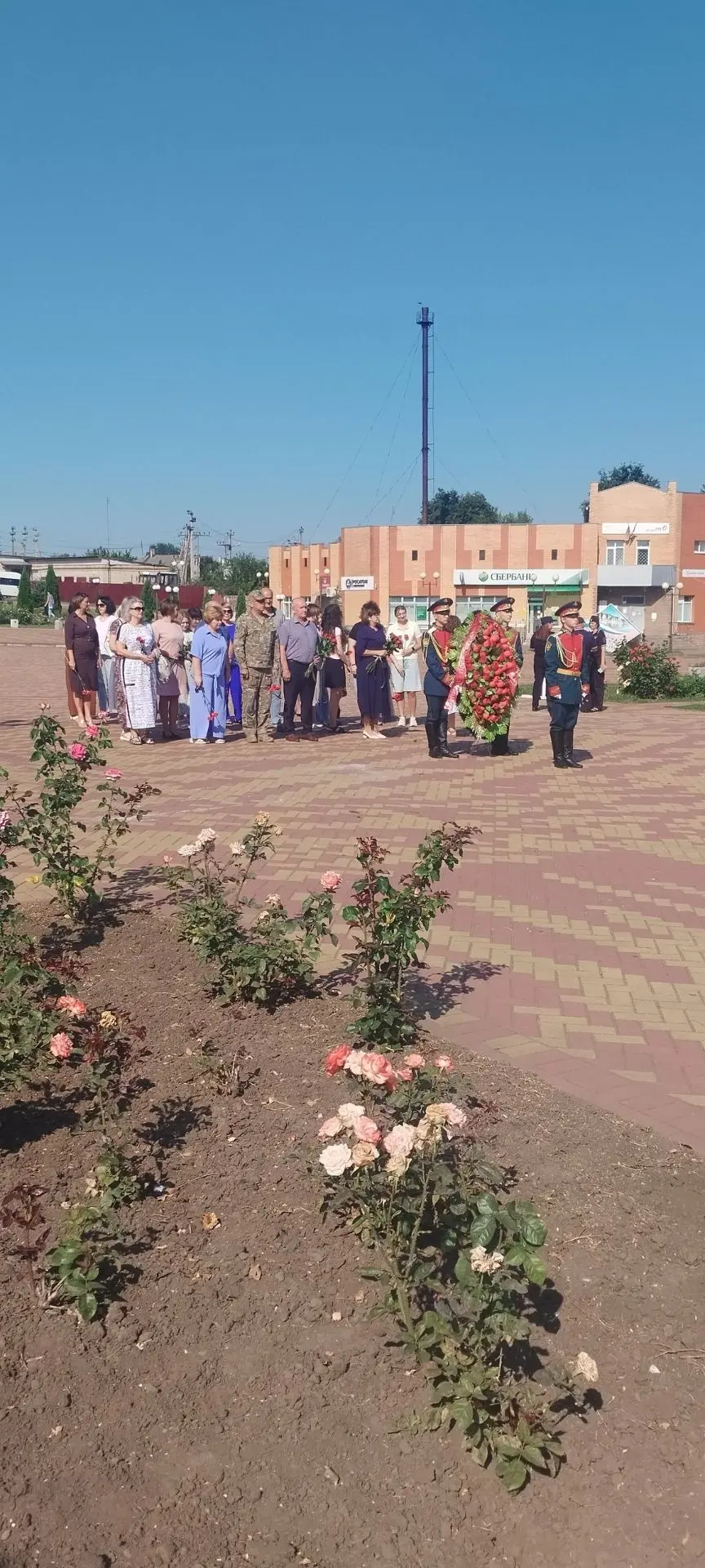 Сегодня на площади Героев поселка Медвенка состоялся торжественный митинг, посвященный ...