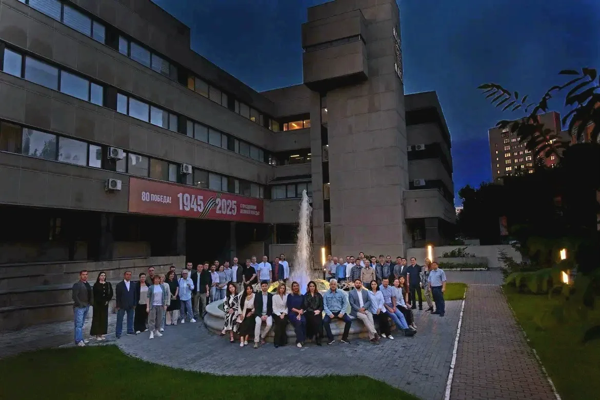 Добрый день, друзья.

Вчера провели фотосессию - «Вот они-  создатели научно-образовательных  центро