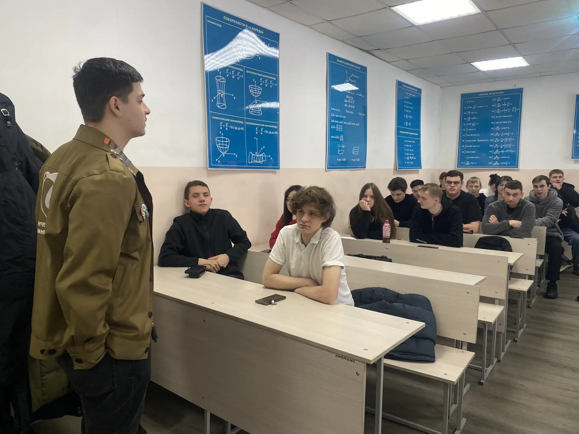 «Твой ход — лето 2026»: Сахалинские студенческие отряды презентовали направления работы в СахИЖТ  11