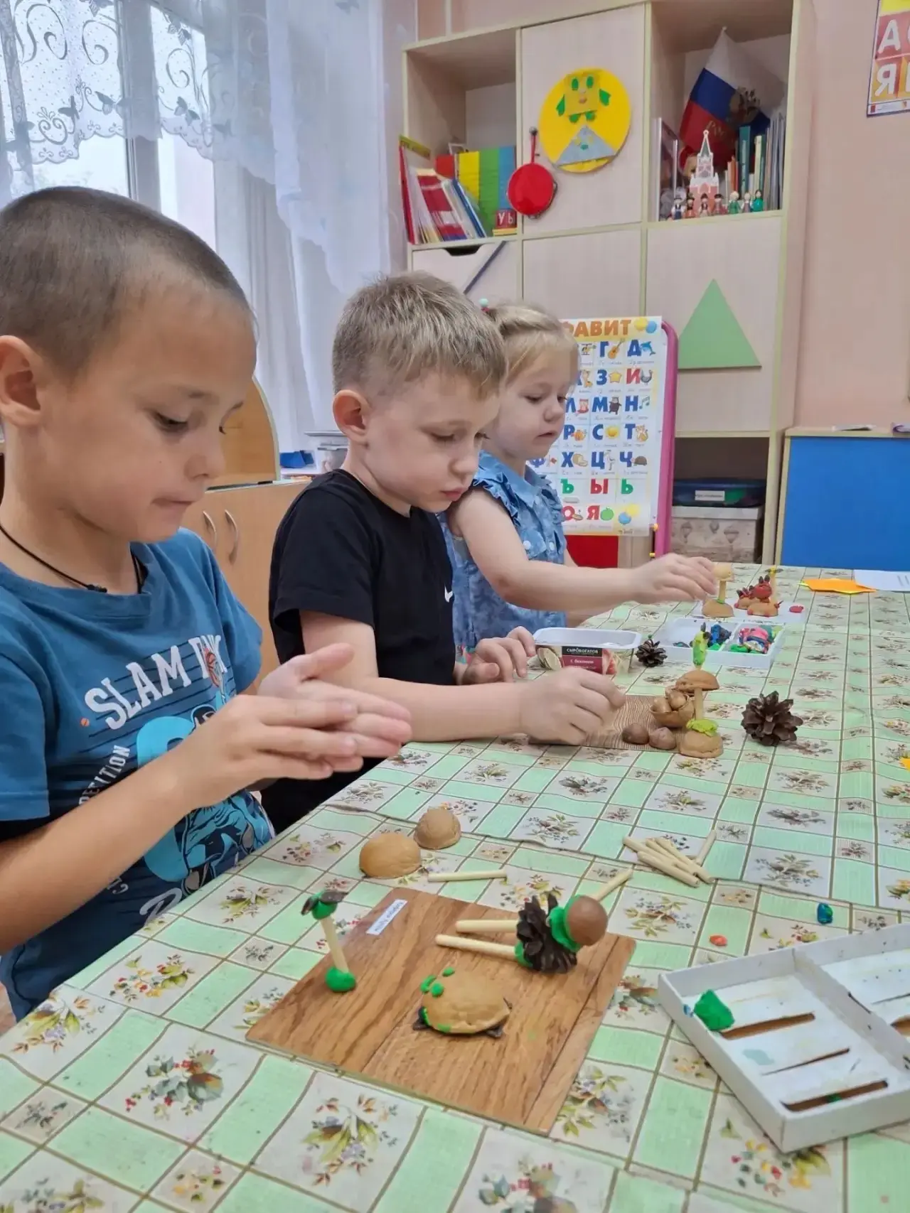 Осень щедро осыпает нас своими сокровищами, приглашая к творчеству.