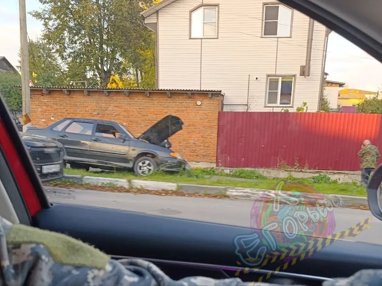 На Октябрьской машина улетела.