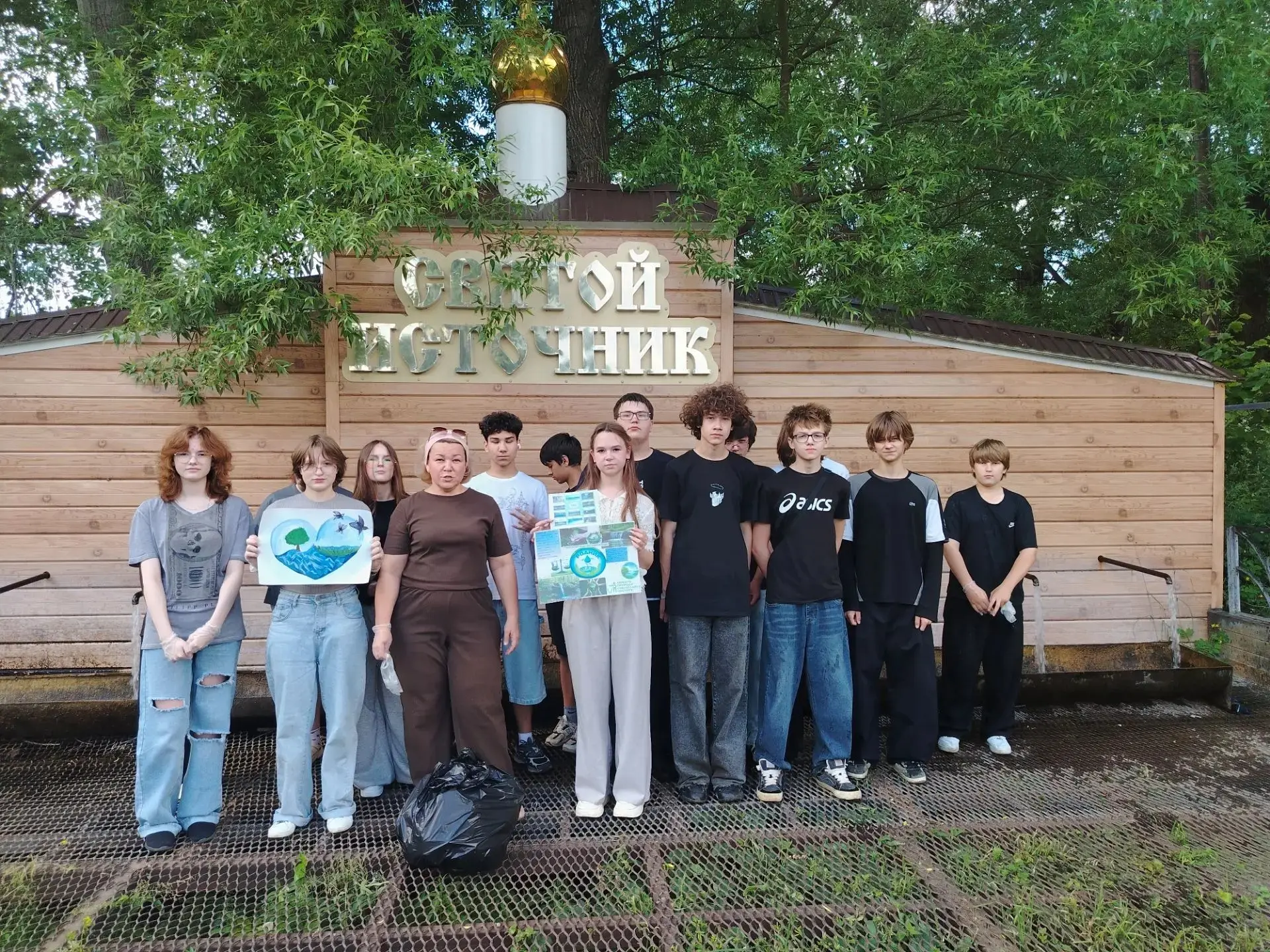 Сегодня 16 июня в лагере труда и отдыха День экологии. Мероприятие состояло из двух этапов:
1. Уборк