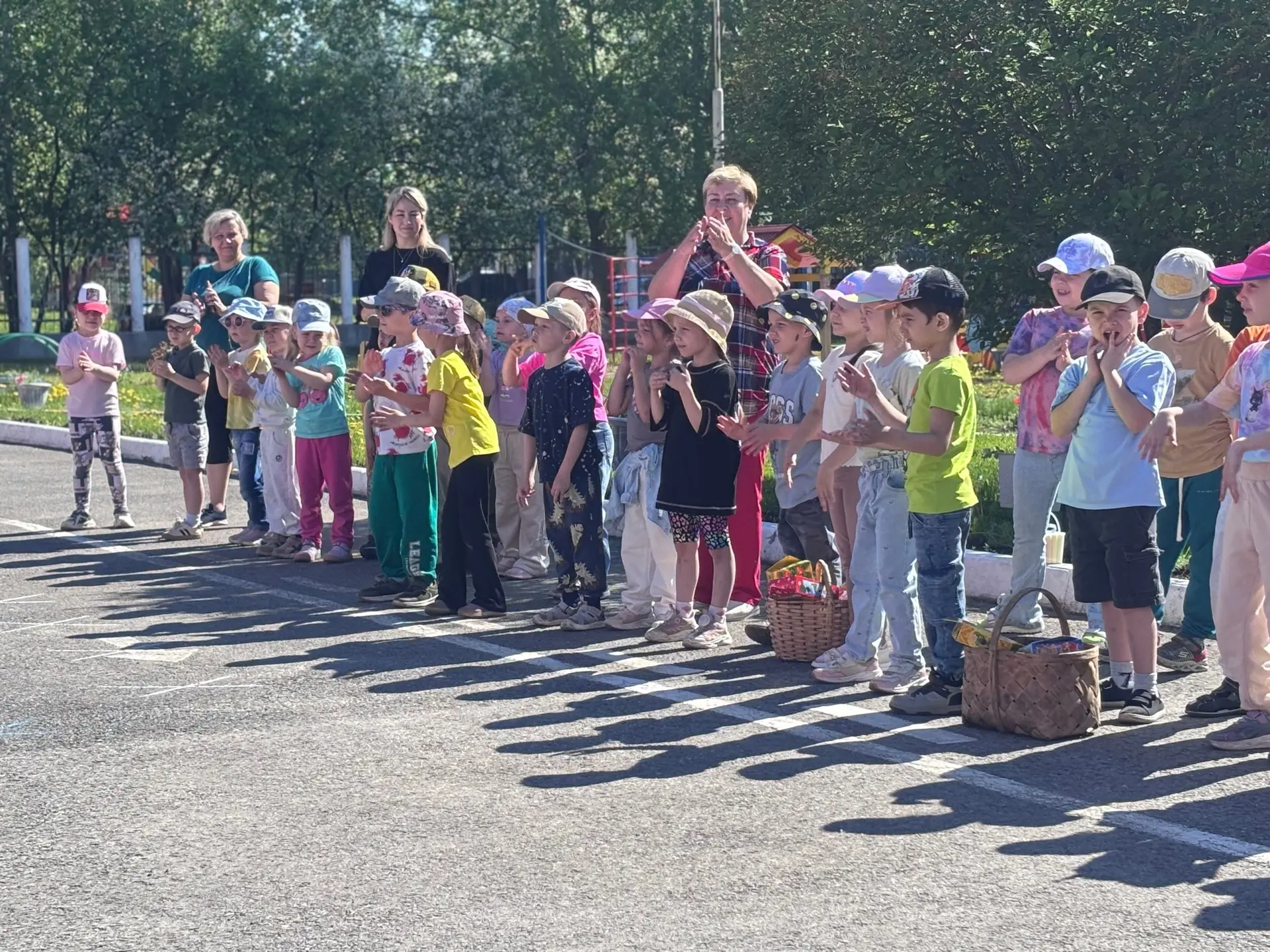 ☀️ Ура, лето к нам пришло!

Сегодня в нашем детском саду царила особая атмосфера — мы отмечали День 