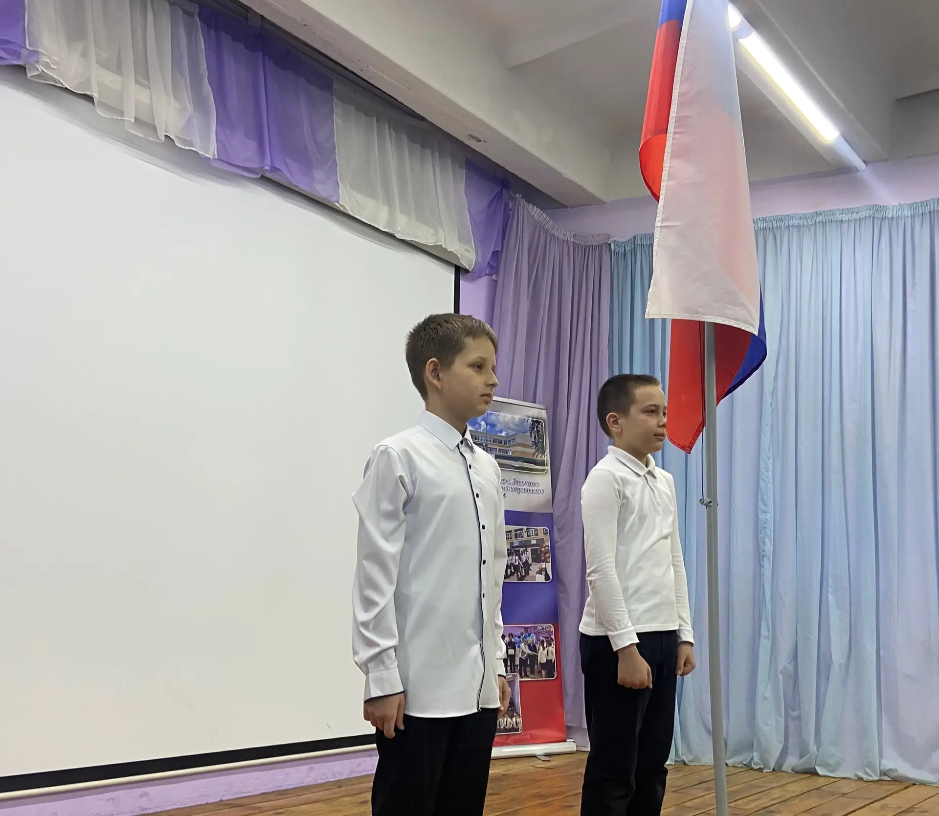Школа с. Засечное: Подъём Государственного Флага РФ Сегодня, 16 марта 2026 года, в школе с. Засечное