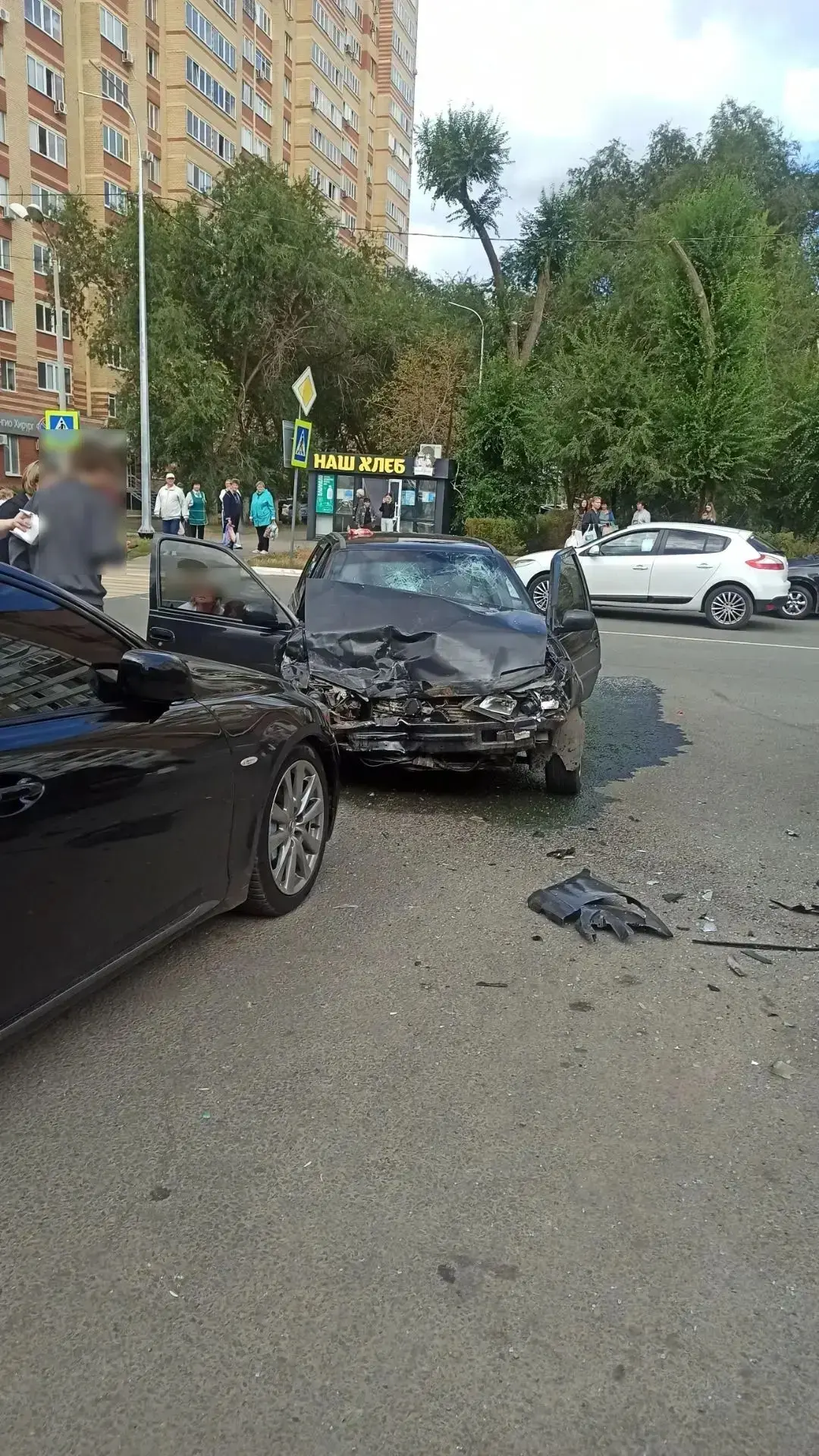 «Рено» перевернулся и влетел в припаркованный «Хендай» после ДТП в Оренбурге