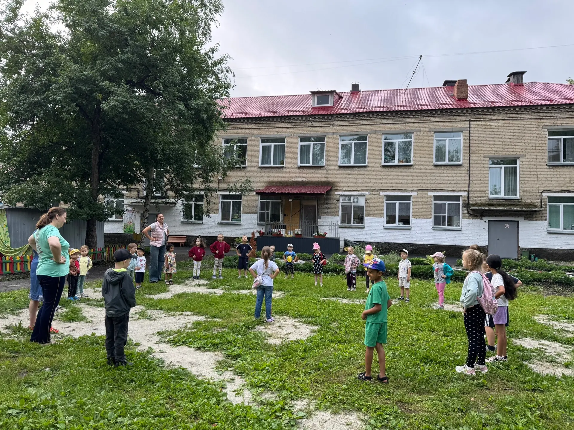 Весело, активно и дружно начинаем каждый рабочий день 💪🏻☀️ Зарядка помогает детям и взрослым настр