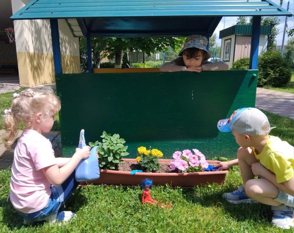 У группы №2 на грядке уже взошла кинза, свёкла, кабачки и кукуруза.🥕🥒🍆 На ложках нап...