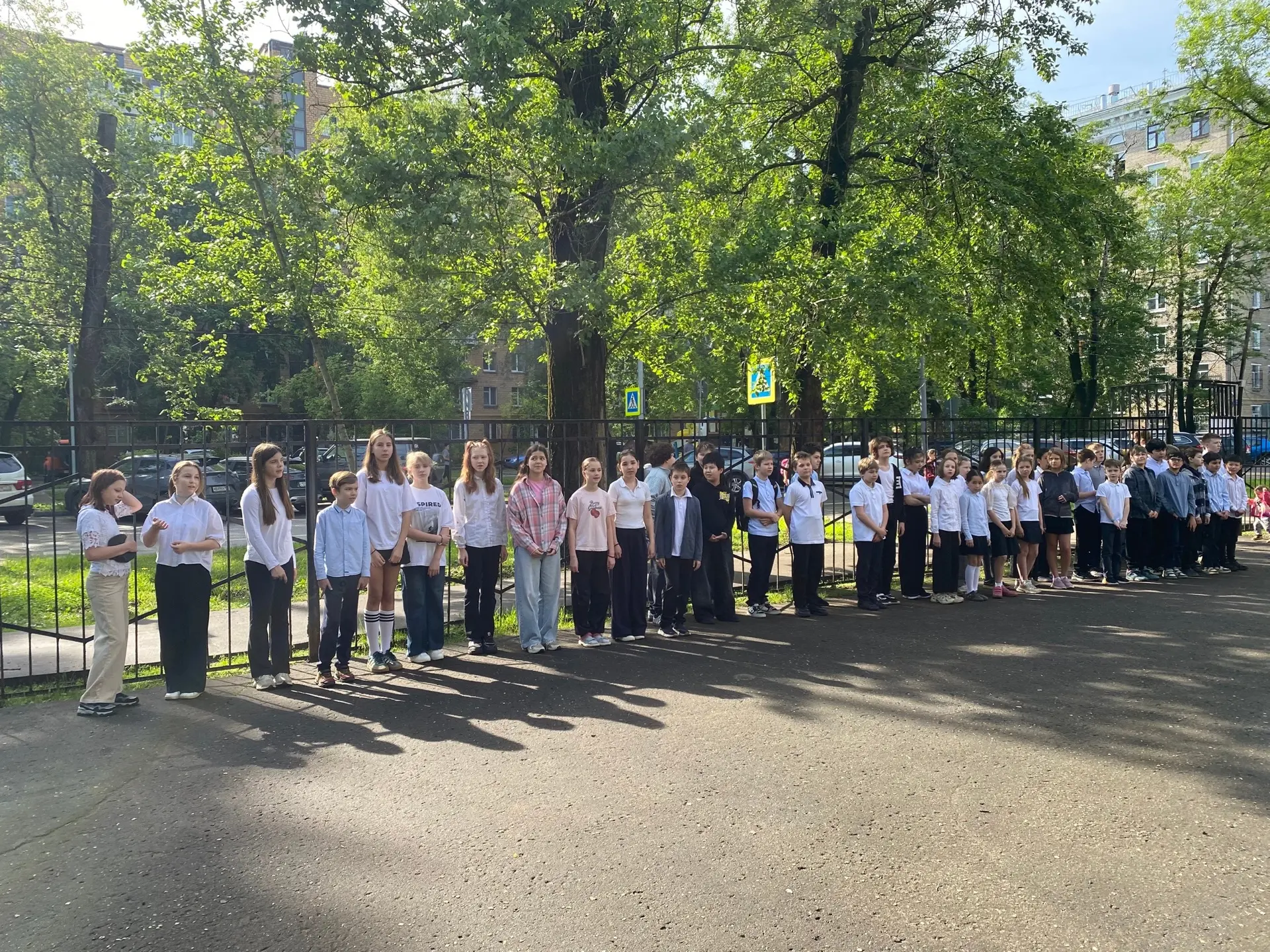 🇷🇺Утро понедельника встретило наших ребят по-настоящему летней погодой  А традиционная церемония под