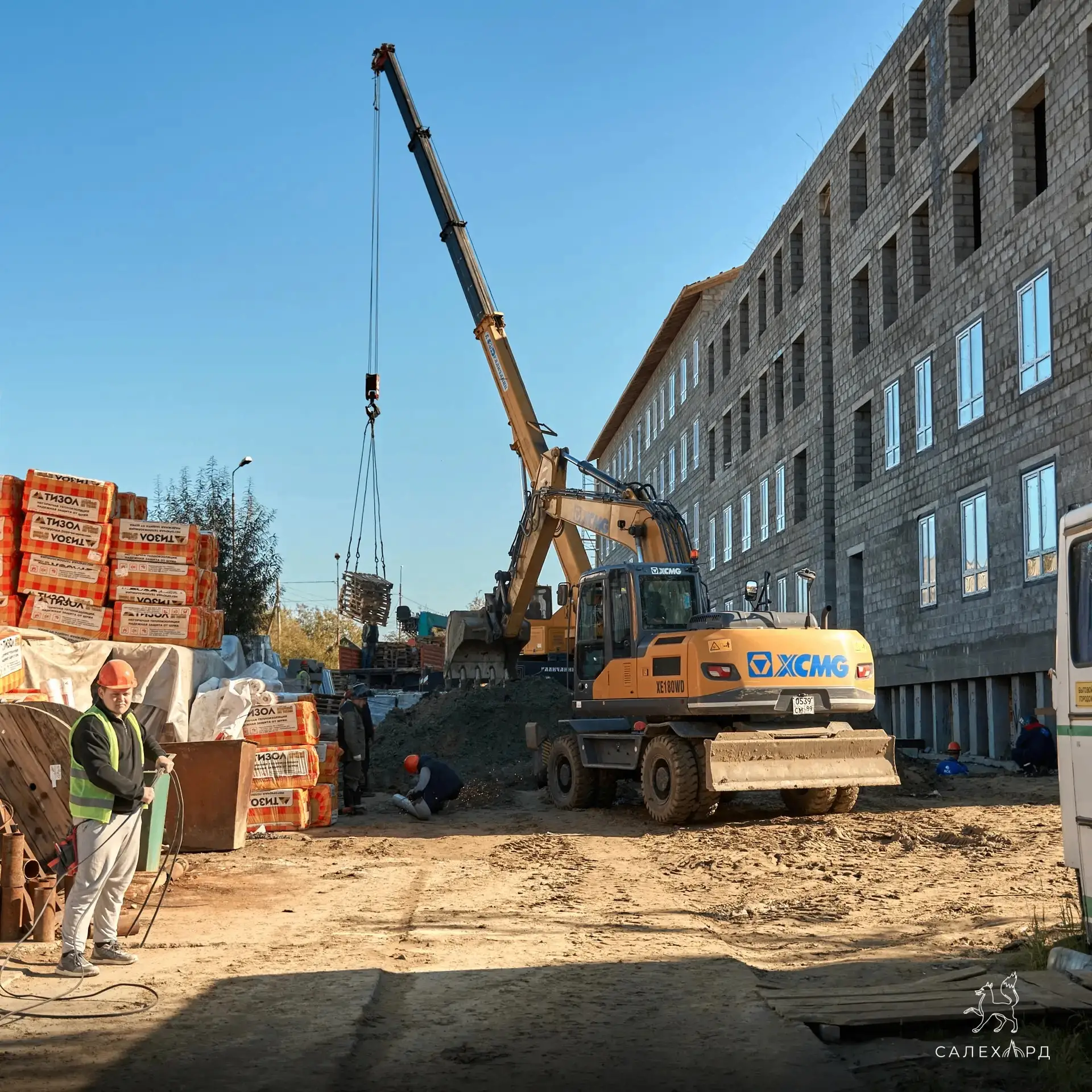 ️🏗️ В Салехарде на улице Чкалова ускорилось строительство общежития.