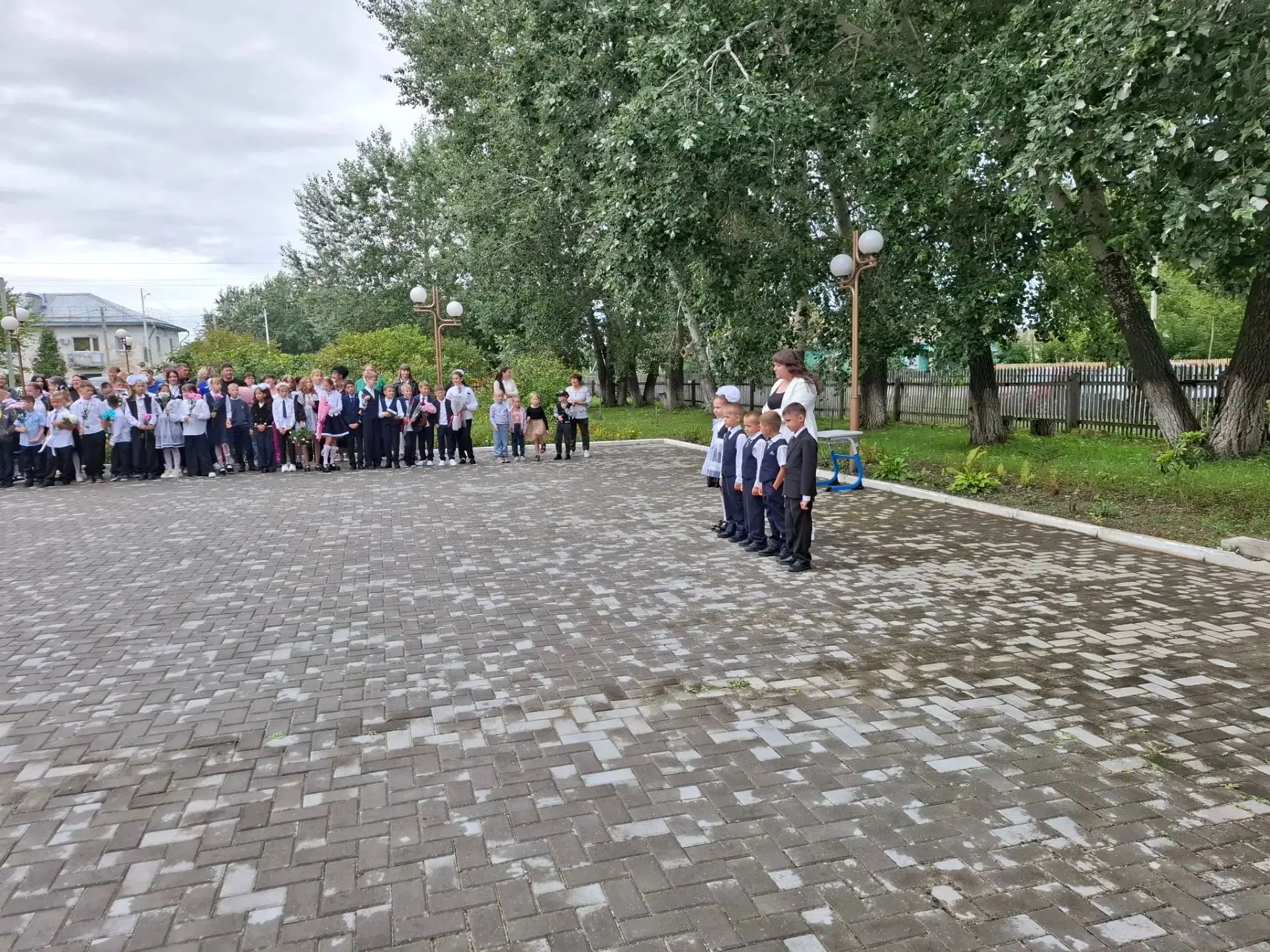 День знаний в Новгородской школе: самолётики желаний взмыли в небо.