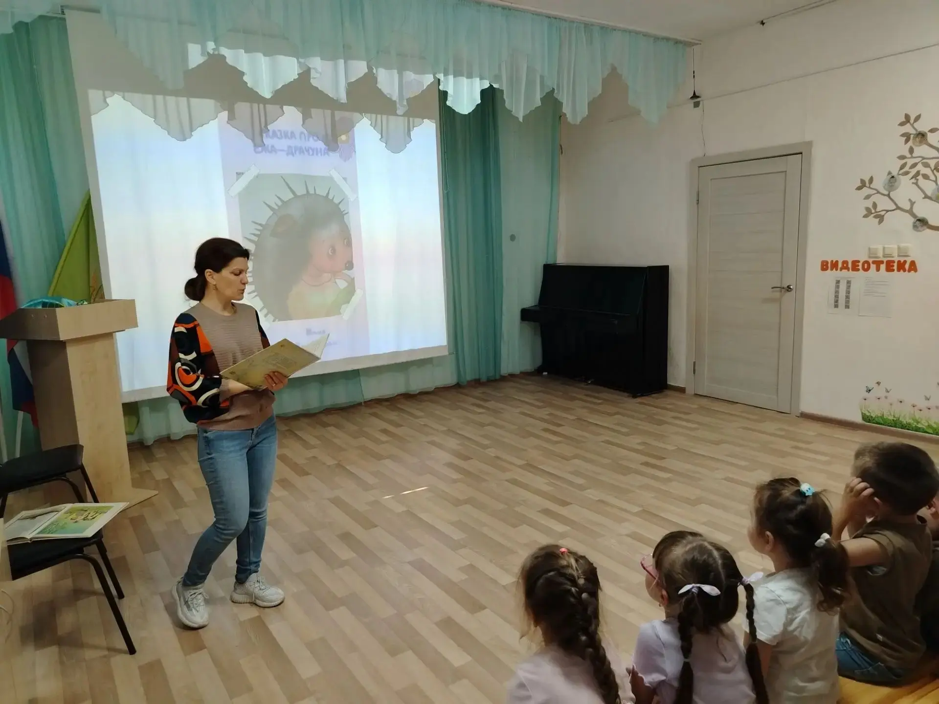 К нашим ребятам приходила гостья, наш библиотекарь - Людмила Викторовна. Она показала д...