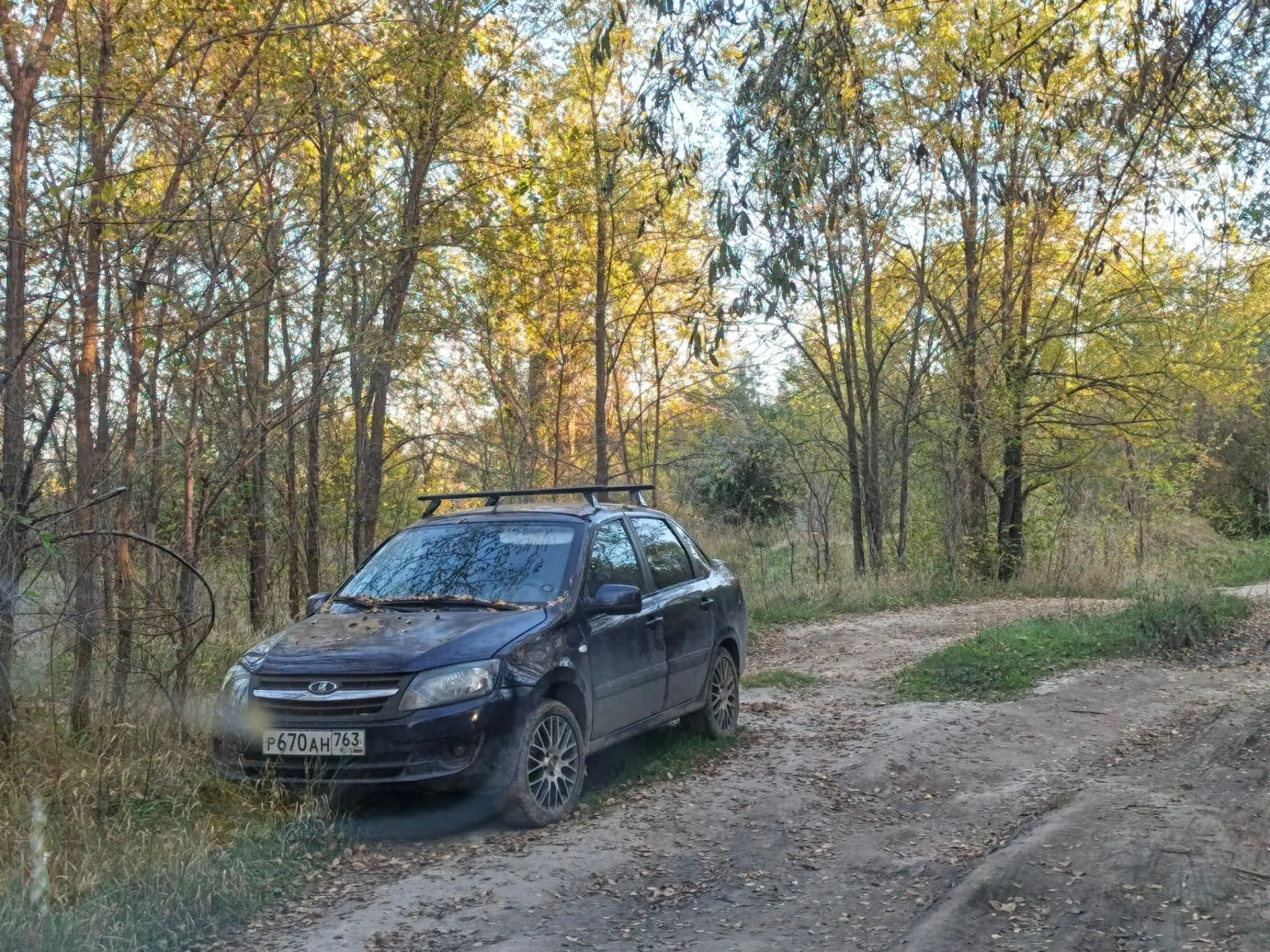 По дороге к Новой Крымзе, около карьера в Шанхае, стоит машина гранта, вторую неделю. М...