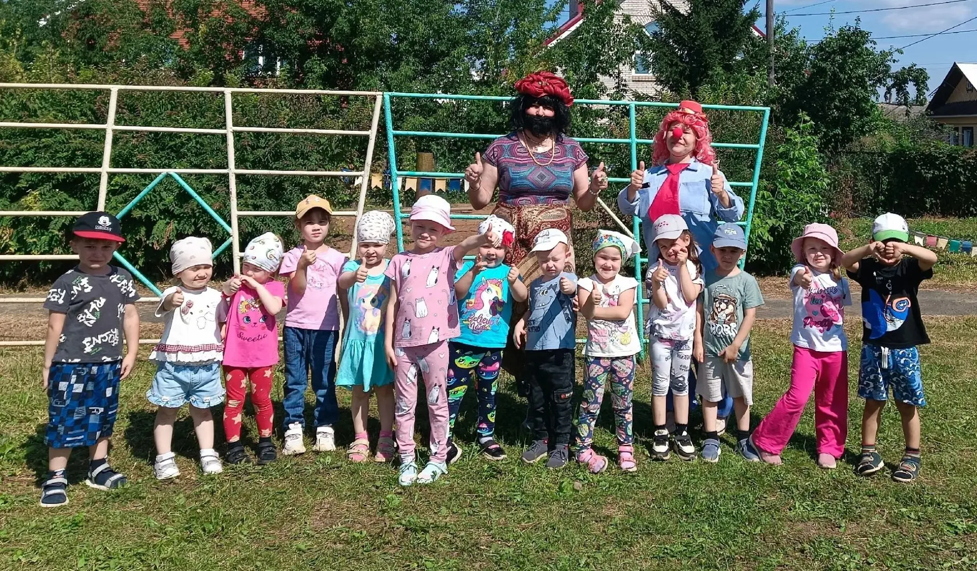 Вчера к ребятам нашего детского сада пожаловали необычные гости — озорной клоун и загад...