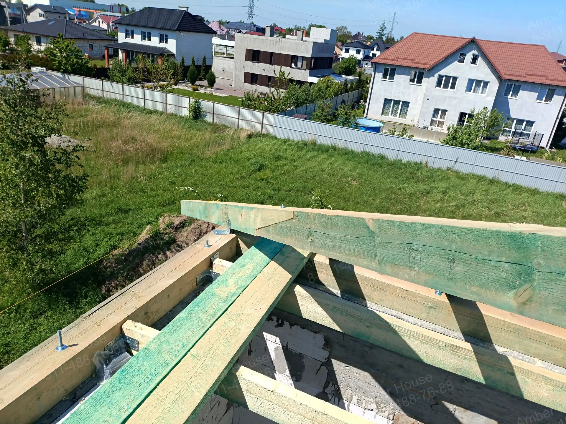 Дом 174 м² в пос. Заозерье, производим монтаж кровли по проекту "Богатырь" amberhouse39...