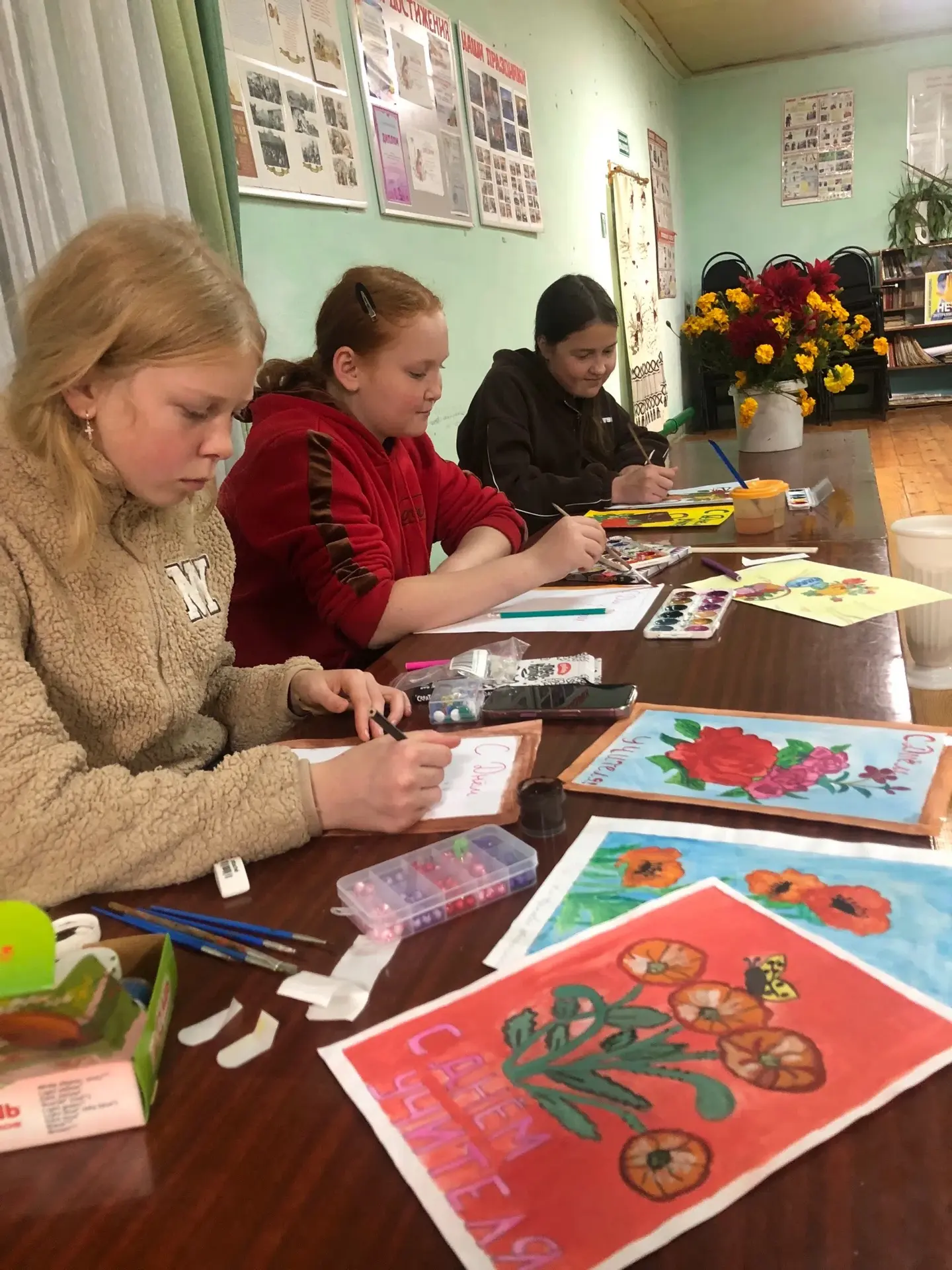 🎨 «Любимым учителям!»: выставка рисунков в Верхнекузьмесском СК 💐
