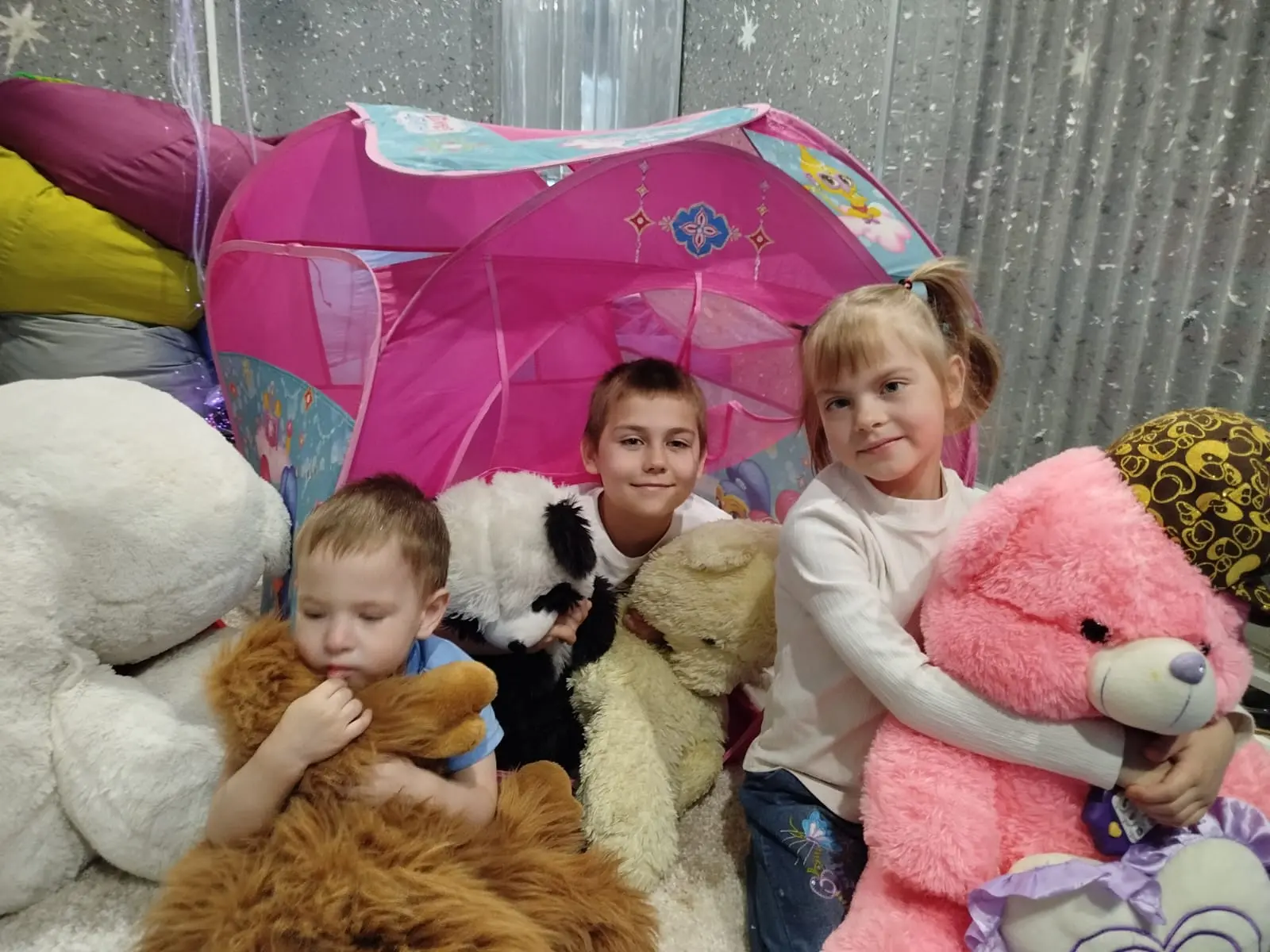 Сегодня сенсорная комната подарила радость детям, которые совсем недавно к нам присоединились. Перио