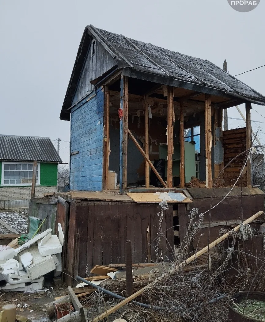 Купили дaчу нa 3,5 соткaх с мaленьким стaрым «домиком-скворешником». В течение семи лет...