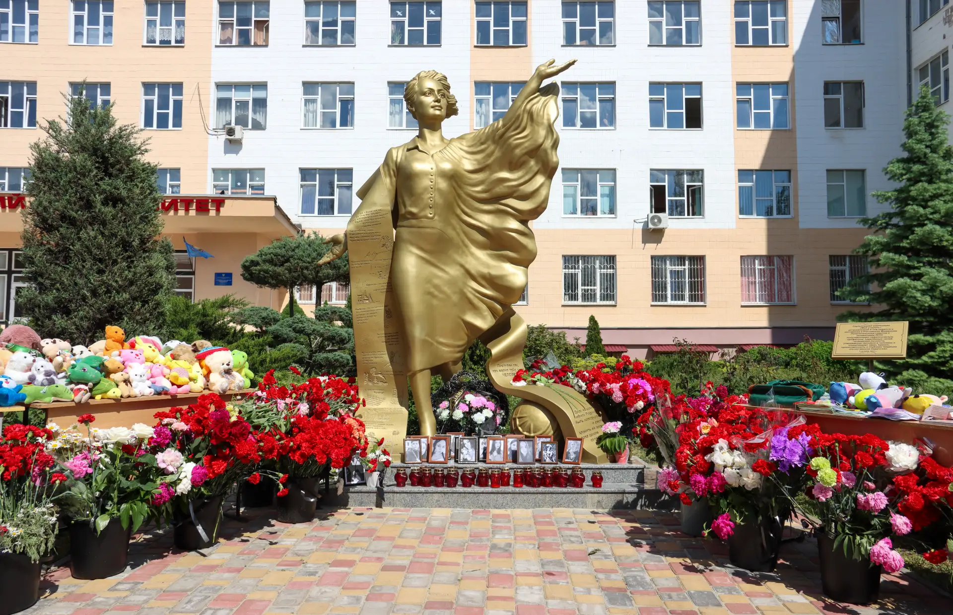 🙏 В ЛНР продолжается траур по погибшим студентам Старобельского колледжа ЛГПУ

Преподаватели, актив
