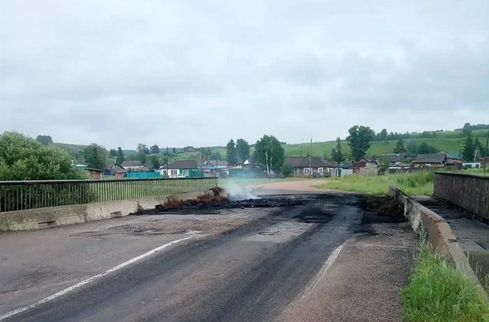 Неизвестные подожгли автомобильные покрышки на мосту через реку Барга в Заозёрном