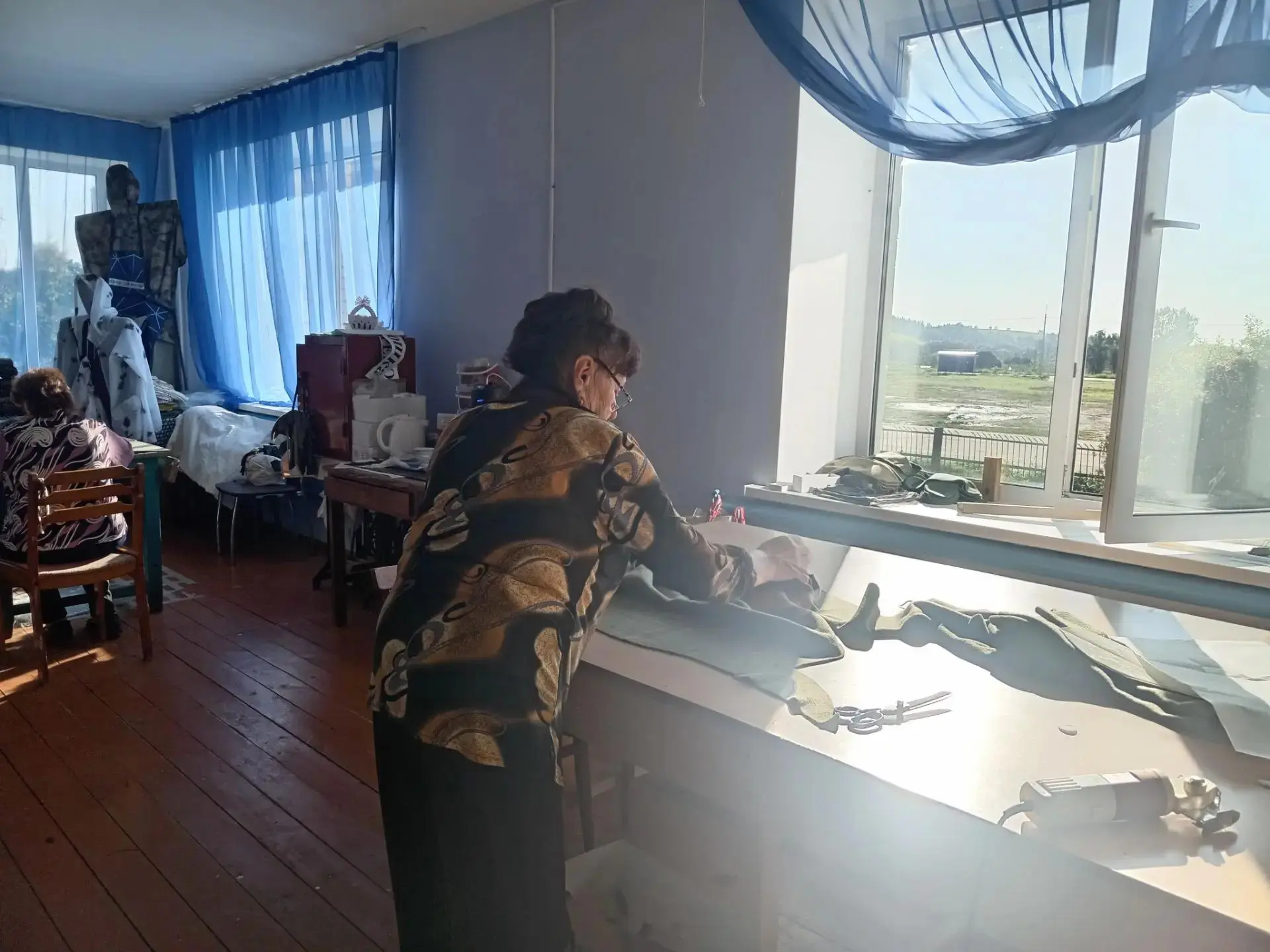 Сосновские швеи продолжают свою важную и нужную работу — они шьют одежду и экипировку д...