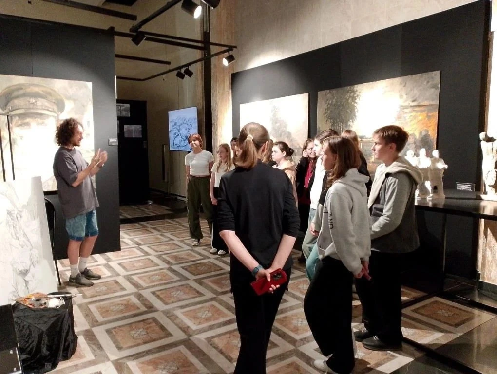 🎨 Для посетителей выставки «Место памяти. Без срока давности» регулярно проводят уника...