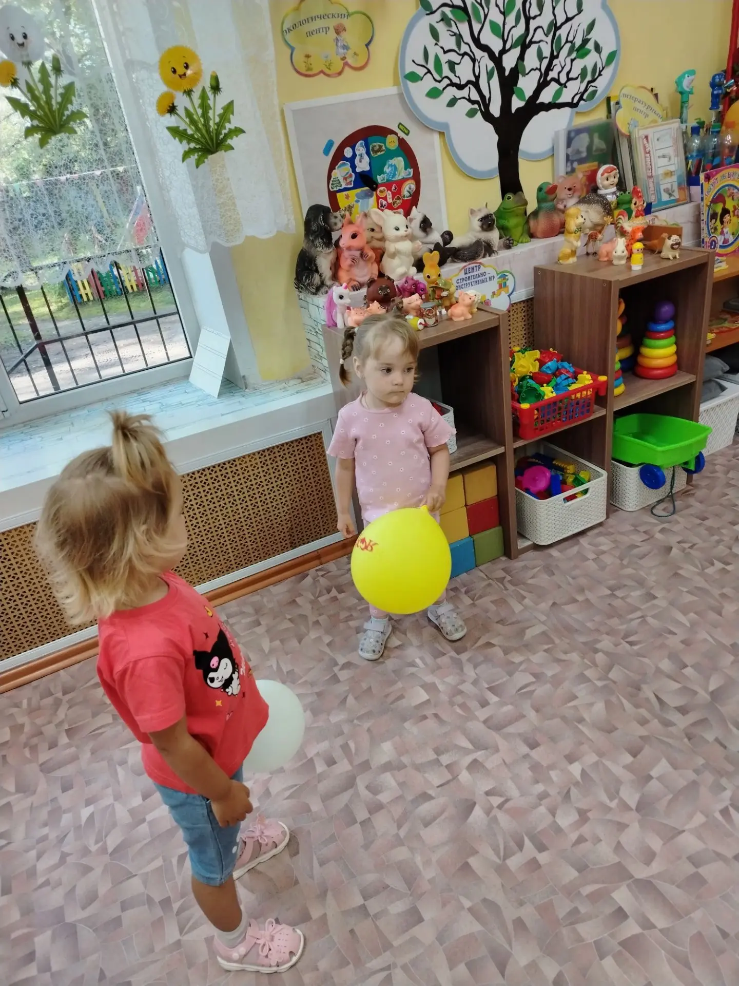 Процесс перехода ребёнка из семьи в детское учреждение сложен и для малышей и для родит...
