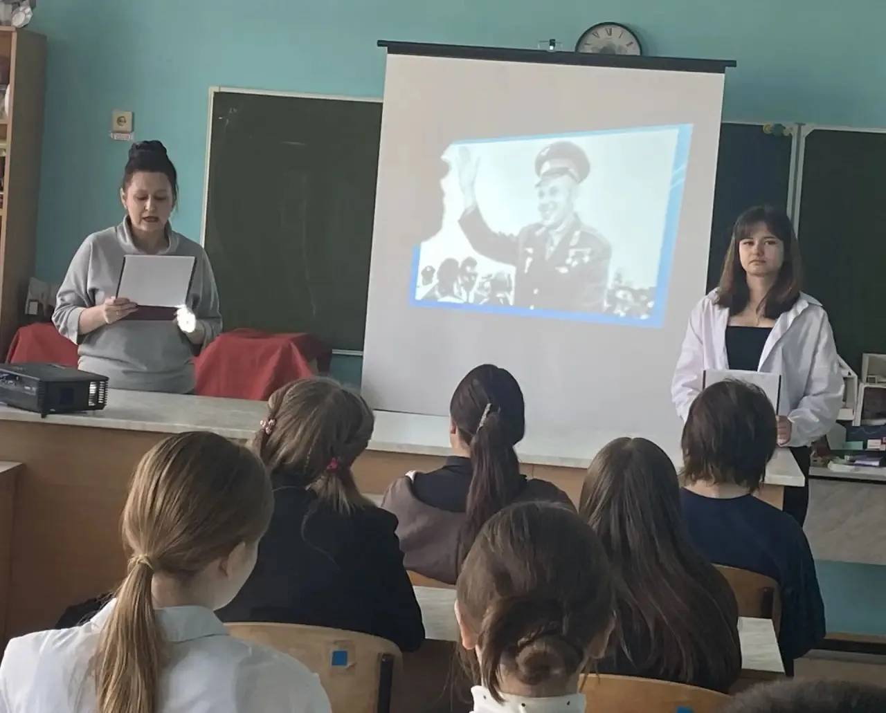🚀В преддверии Дня космонавтики в 10а классе прошёл литературно‑игровой час «Весёлый космодром» 🛰. Ре