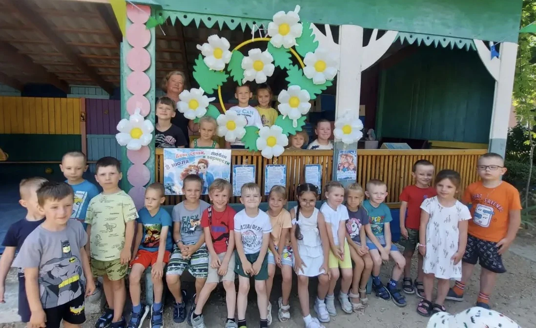 Ромашка - символ праздника Дня семьи, любви и верности 👨‍👩‍👧‍👦

Лепестки олицетворяют трогательн