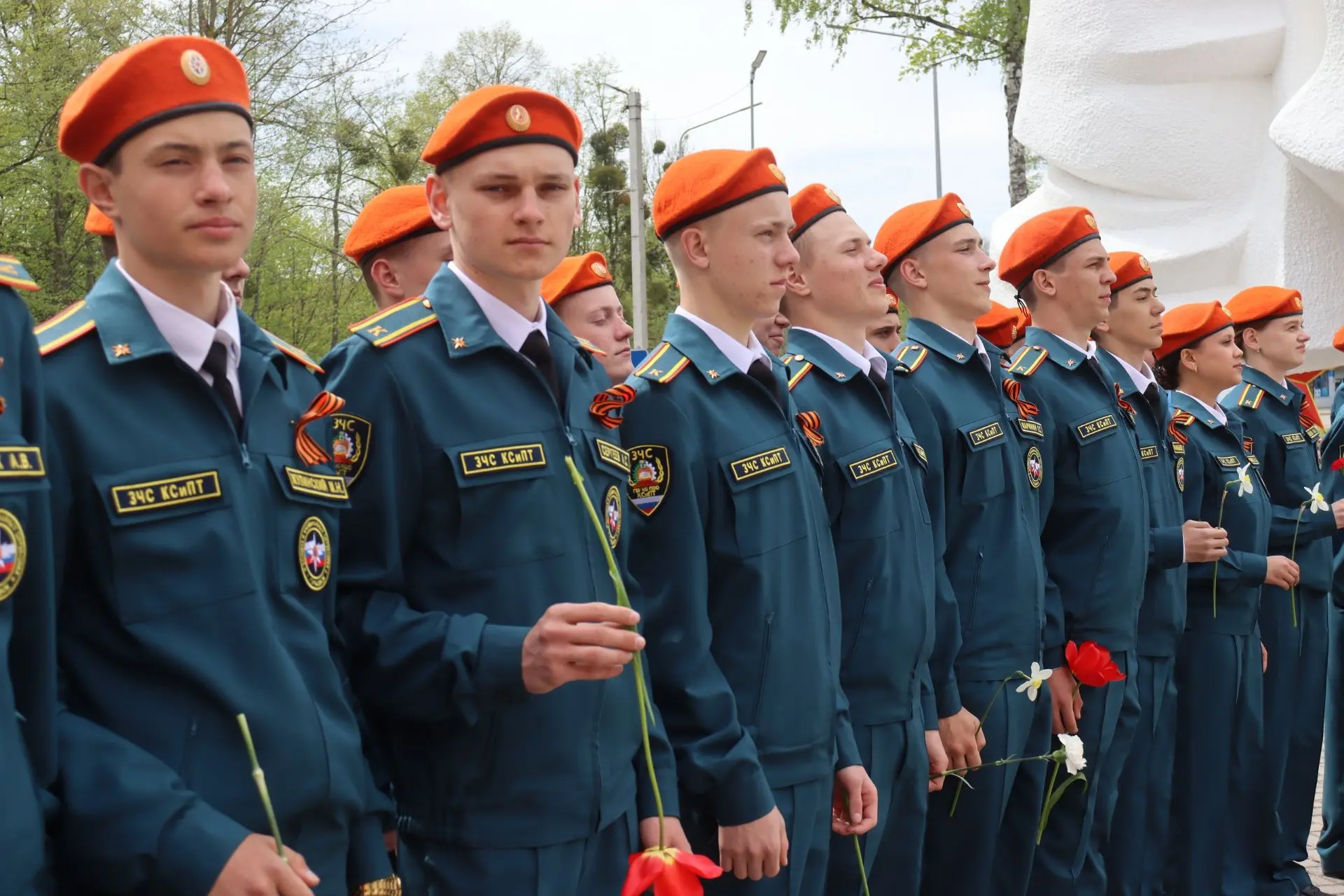 Возложение в честь героев