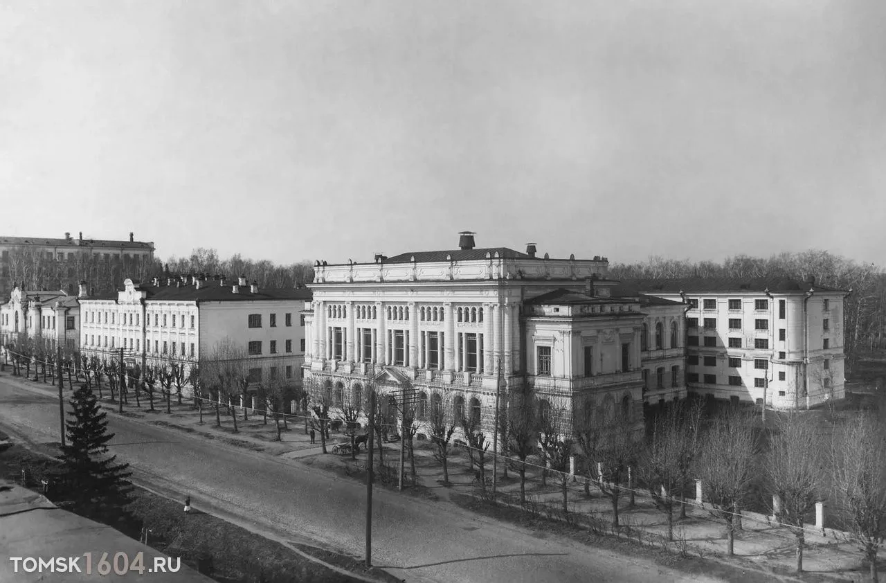 Вид на Тимирязевский проспект и здание библиотеки университета. 1930-е годы.
Источник: Музей истории