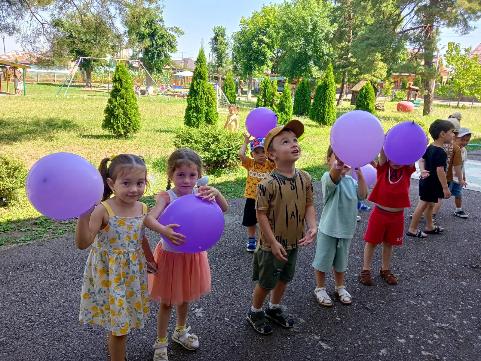 Лето на исходе. 🙄🤗Но у нас продолжается веселье. Ребята целый день играют в разные иг...