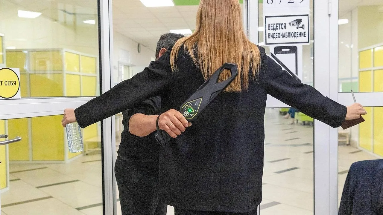 👧🏻Рособрнадзор принял решение о запрете досмотра участников ЕГЭ-2026 на территории России.  К школьн