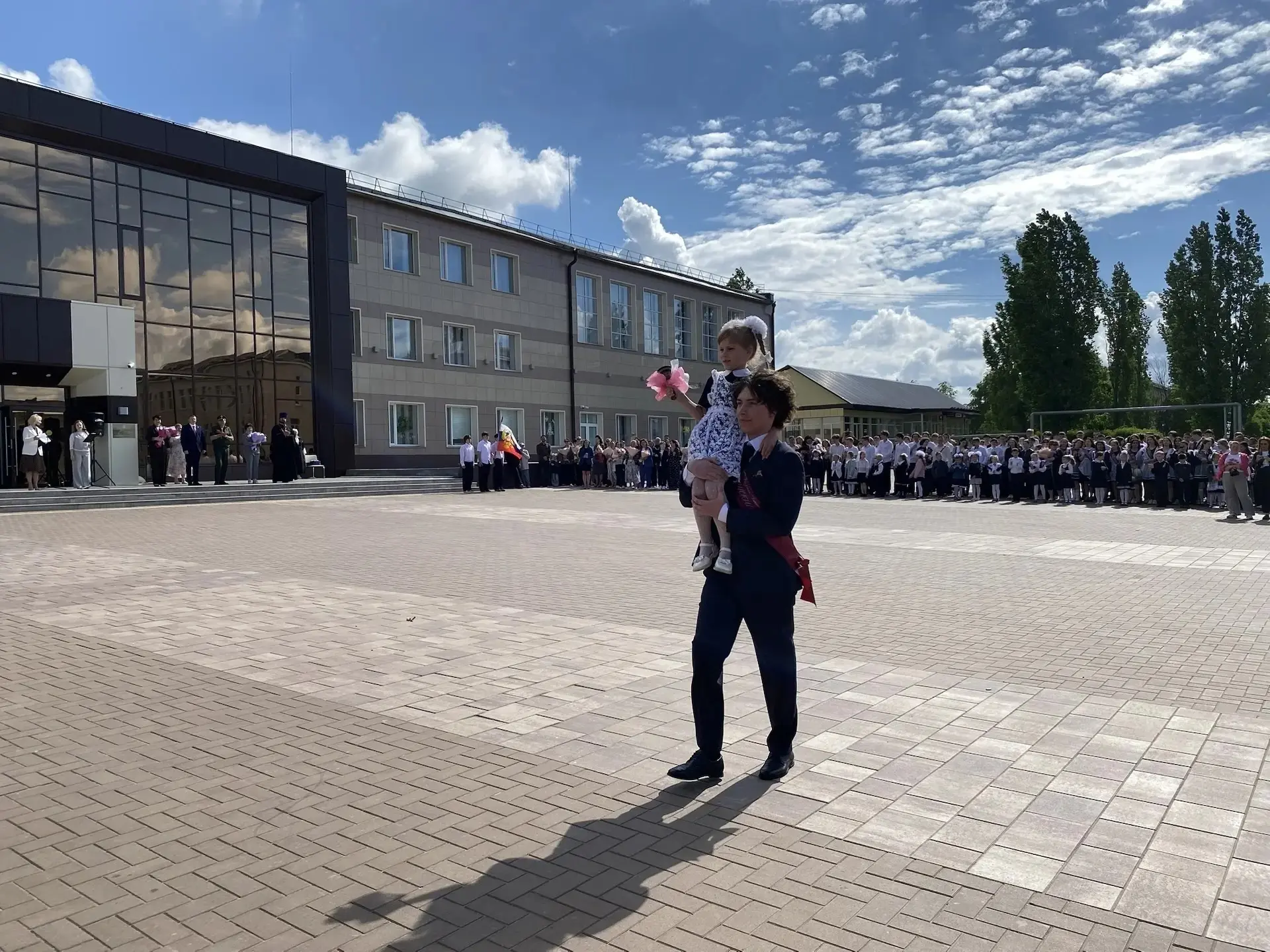 Сегодня на центральной площади прошёл торжественный праздник последнего звонка для выпу...