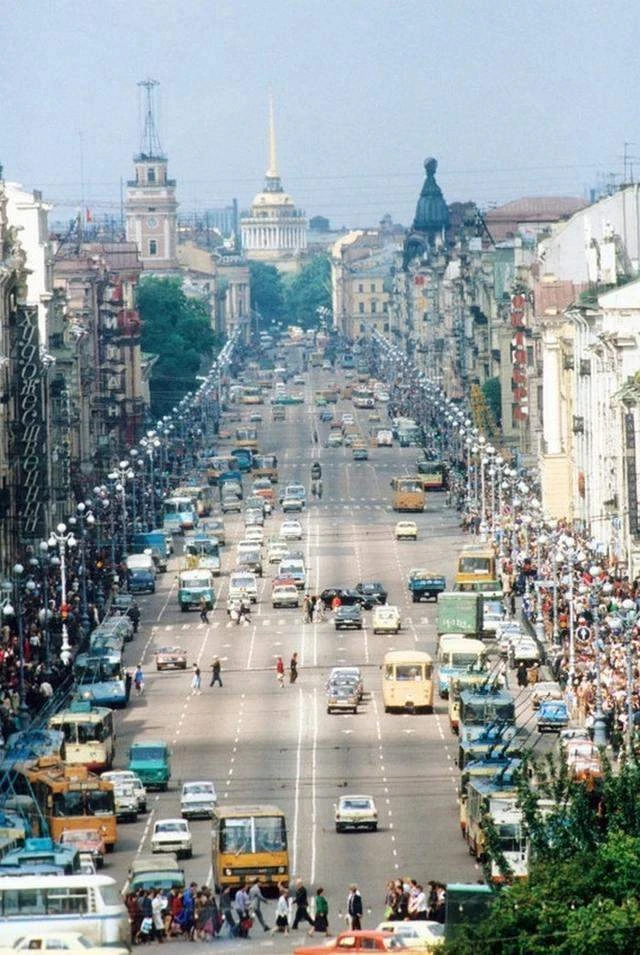 Трафик на Невском проспекте. Ленинград, 1984 год