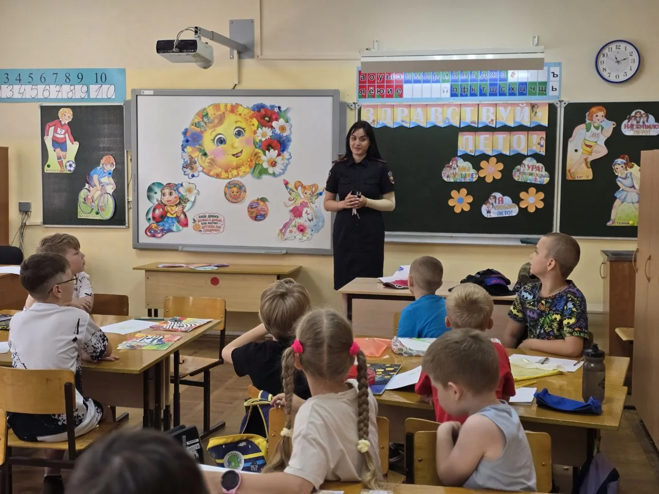 К нам приехал... 
инспектор! 👮‍♀️

Лето в разгаре, а это значит — прогулки, велосипеды и самокаты! 