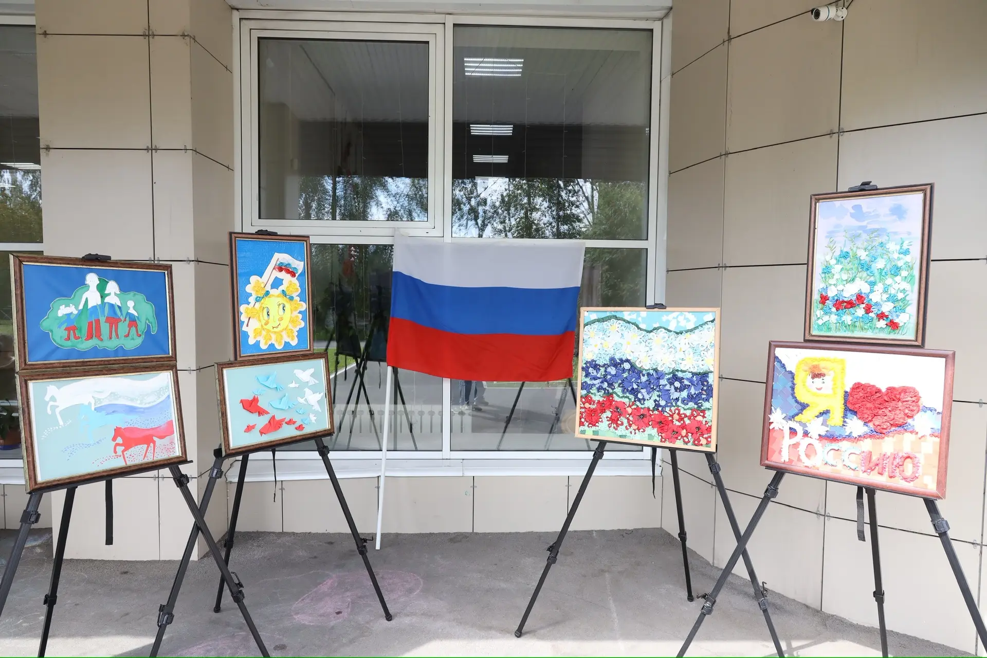 Выставку в технике аппликаций и рисунка к "Дню Государственного флага РФ"подготовили чл...