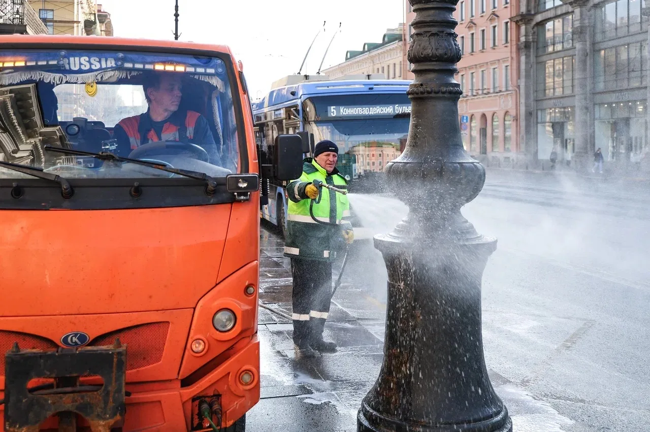В выходные дни дорожники Комитета по благоустройству пользуются хорошей погодой и оперативно замываю