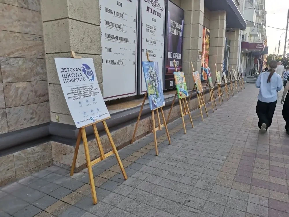🎨В минувшее воскресенье центральная площадь города стала площадкой для выставки "Арт-галерея". Детс