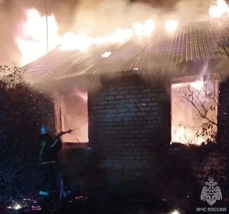 В Соль-Илецком муниципальном округе на пожаре погибла женщина  В поселке Изобильное горел двухкварти