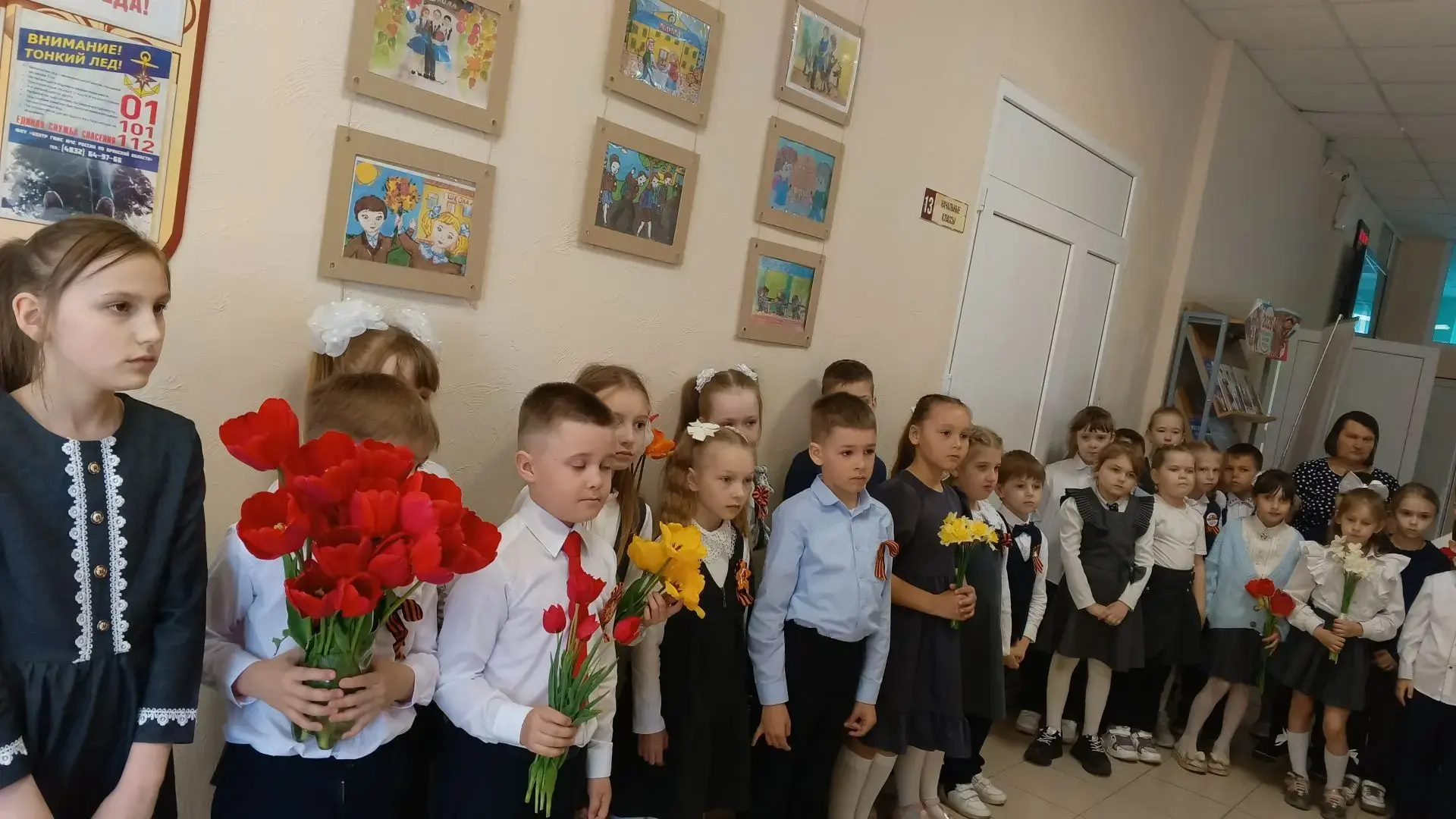 ⭐В преддверии 9 Мая первоклассники нашей школы приняли участие в акции «Возложение цветов к памятник