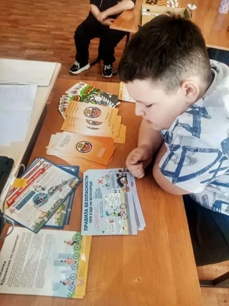 В рамках летней оздоровительной кампании сотрудник Госавтоинспекции совместно представителями Дома д