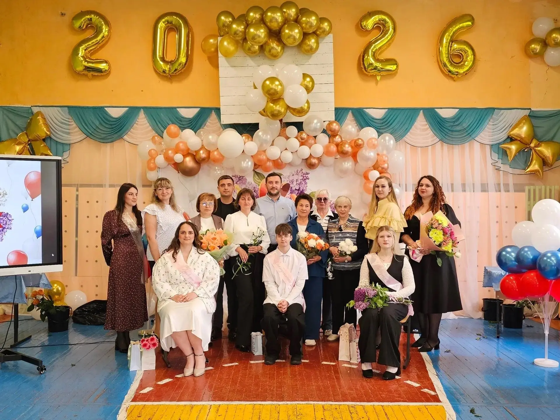 🎉✨ Последний звонок — начало новой главы! ✨🎉

26 мая в школах Ясногорского района прозвучали после