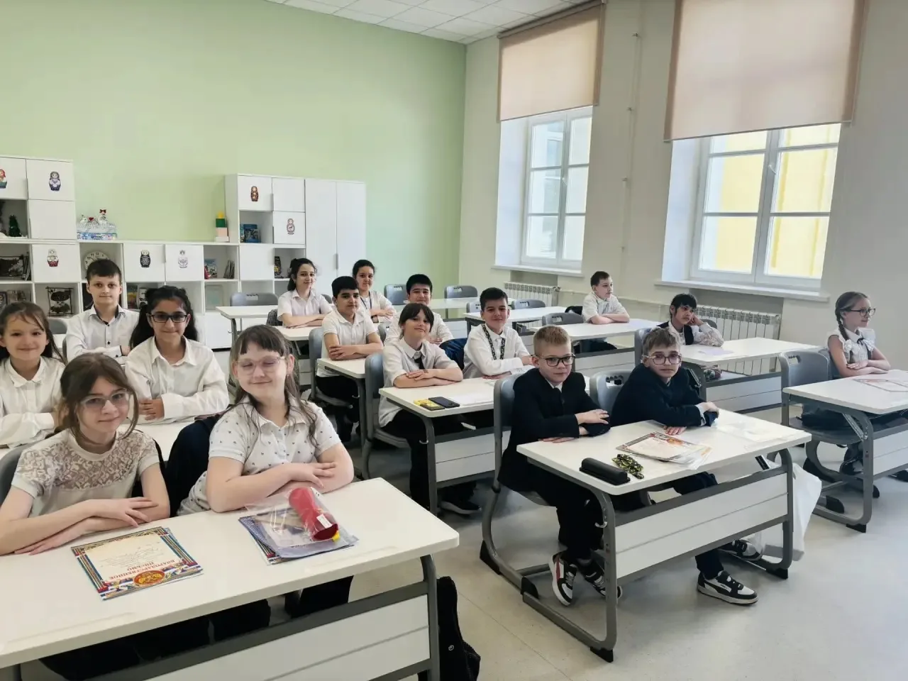Ура! Каникулы! ✨  🎉2В отметил окончание учебного года в кафе «Чиполлино» на мастер-классе по изготов